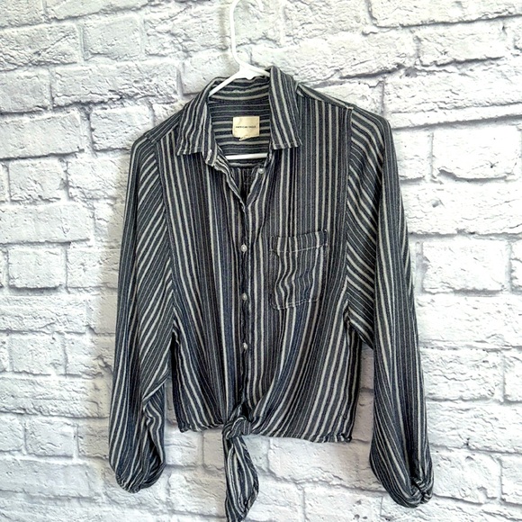 American Eagle striped button-down ties in front shirt - Picture 2 of 4